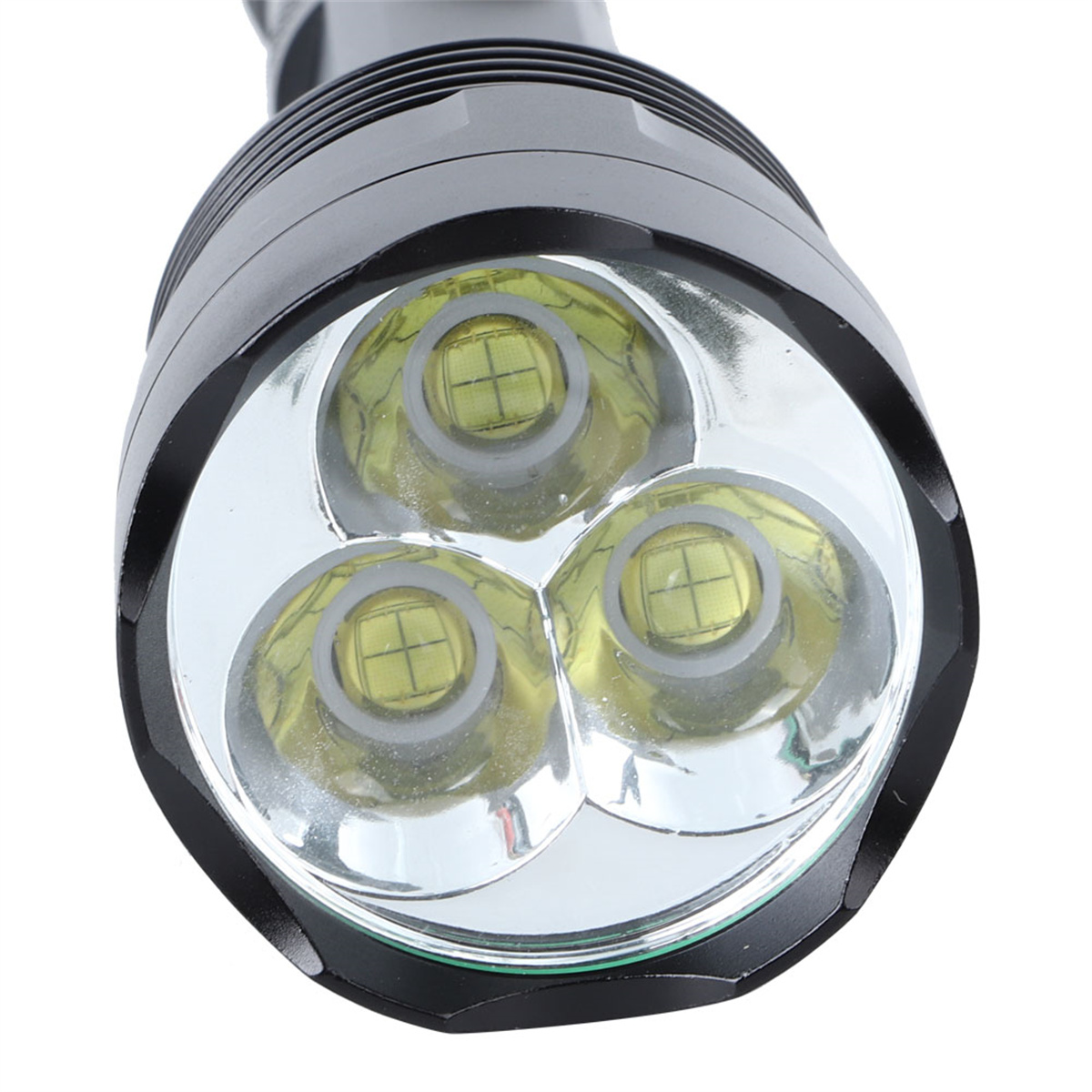 Nahaufnahme einer schwarzen Taschenlampe mit drei hellen, gelbgrünen LEDs. Die Linse ist von einem silbernen Ring umgeben.