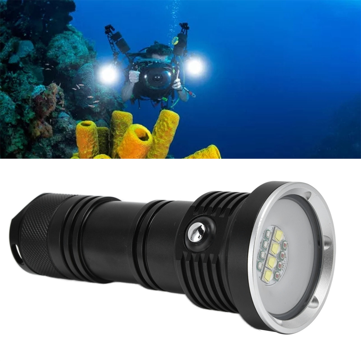 Taucher unter Wasser mit Kamera und eine schwarze, metallische Taschenlampe, die die Szene mit hellem Licht beleuchtet.