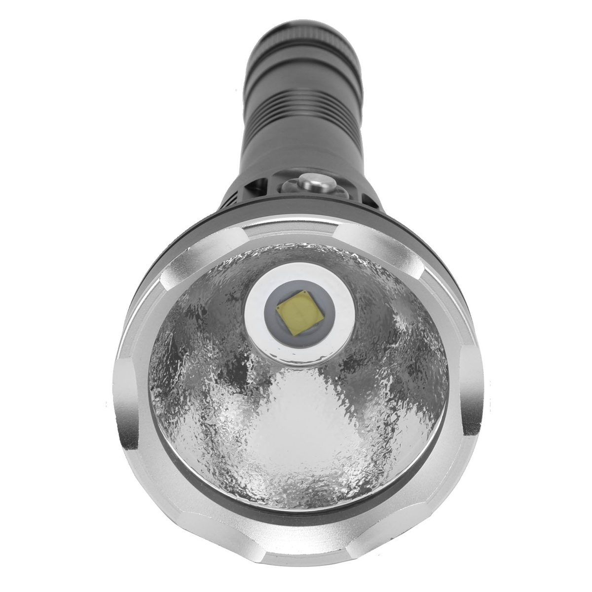 Silberne und schwarze Taschenlampe mit hellem weißen Licht, nach oben gerichtet.