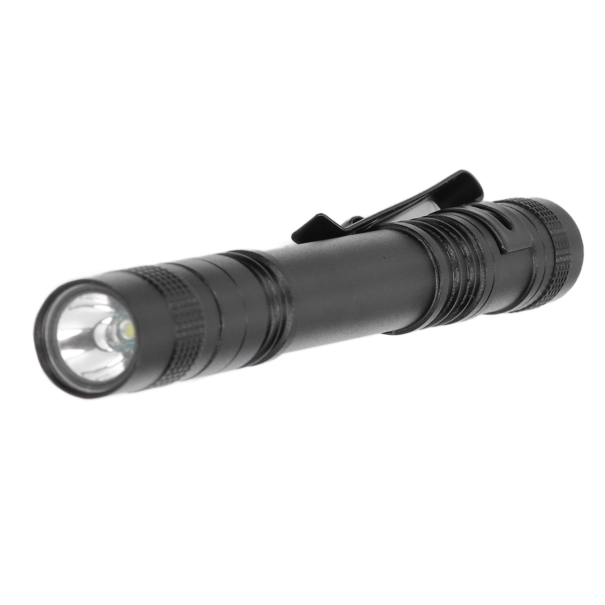 Schwarze Taschenlampe mit Clip. Das Licht ist an und hell. Der Hintergrund ist weiß.
