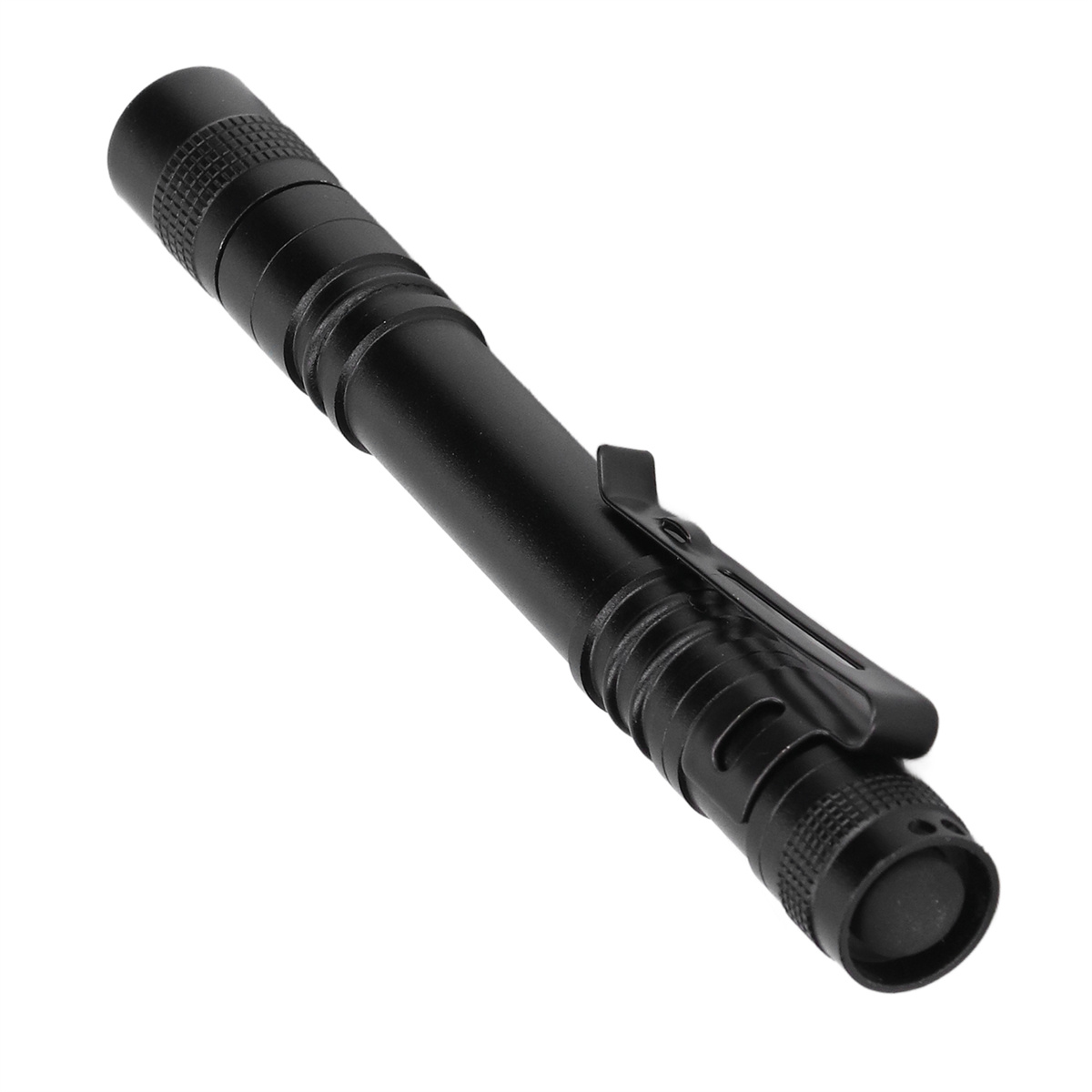 Schwarze Taschenlampe mit Taschenclip. Das Licht ist zylindrisch und hat einen strukturierten Griff und einen abgeschrägten Kopf.