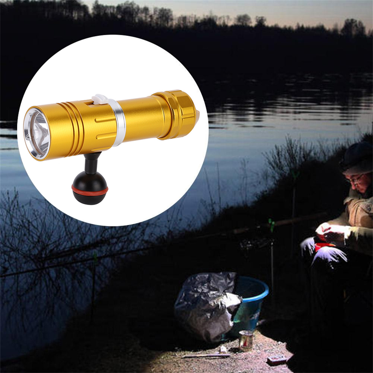 Goldene Taschenlampe mit Lichtstrahl im Dunkeln. Eine Person fischt in der Nähe des Wassers, im Hintergrund.