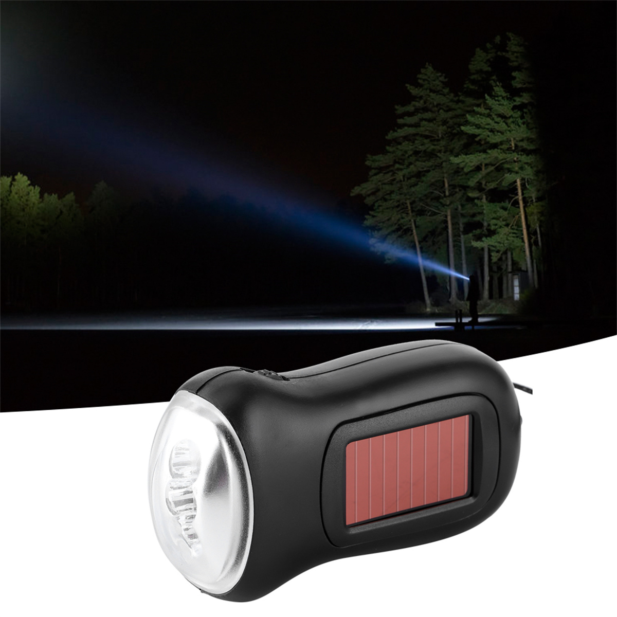 Schwarze Taschenlampe mit Solarpanel und hellem Lichtstrahl in dunkler Waldumgebung.