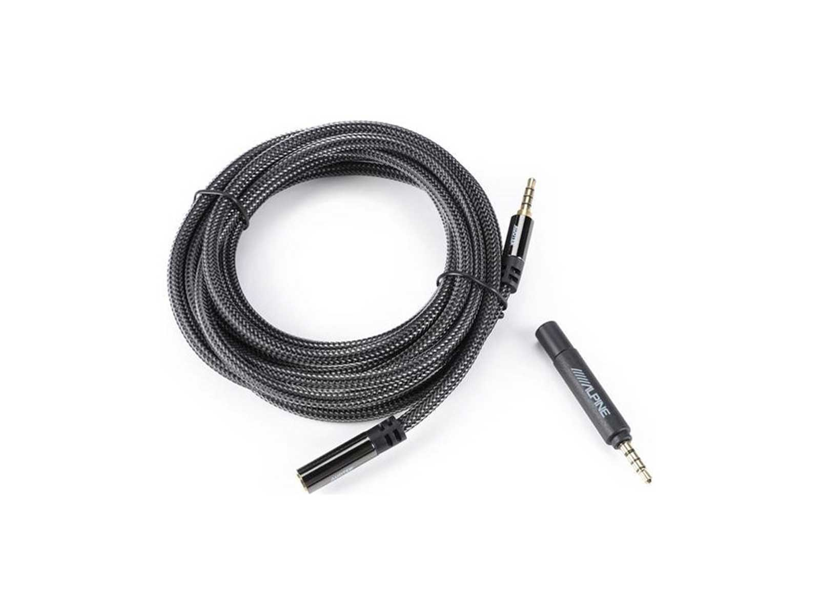 Ein aufgerolltes schwarzes und graues Audiokabel mit zwei Steckern und einem separaten schwarzen Adapter, weißer Hintergrund.