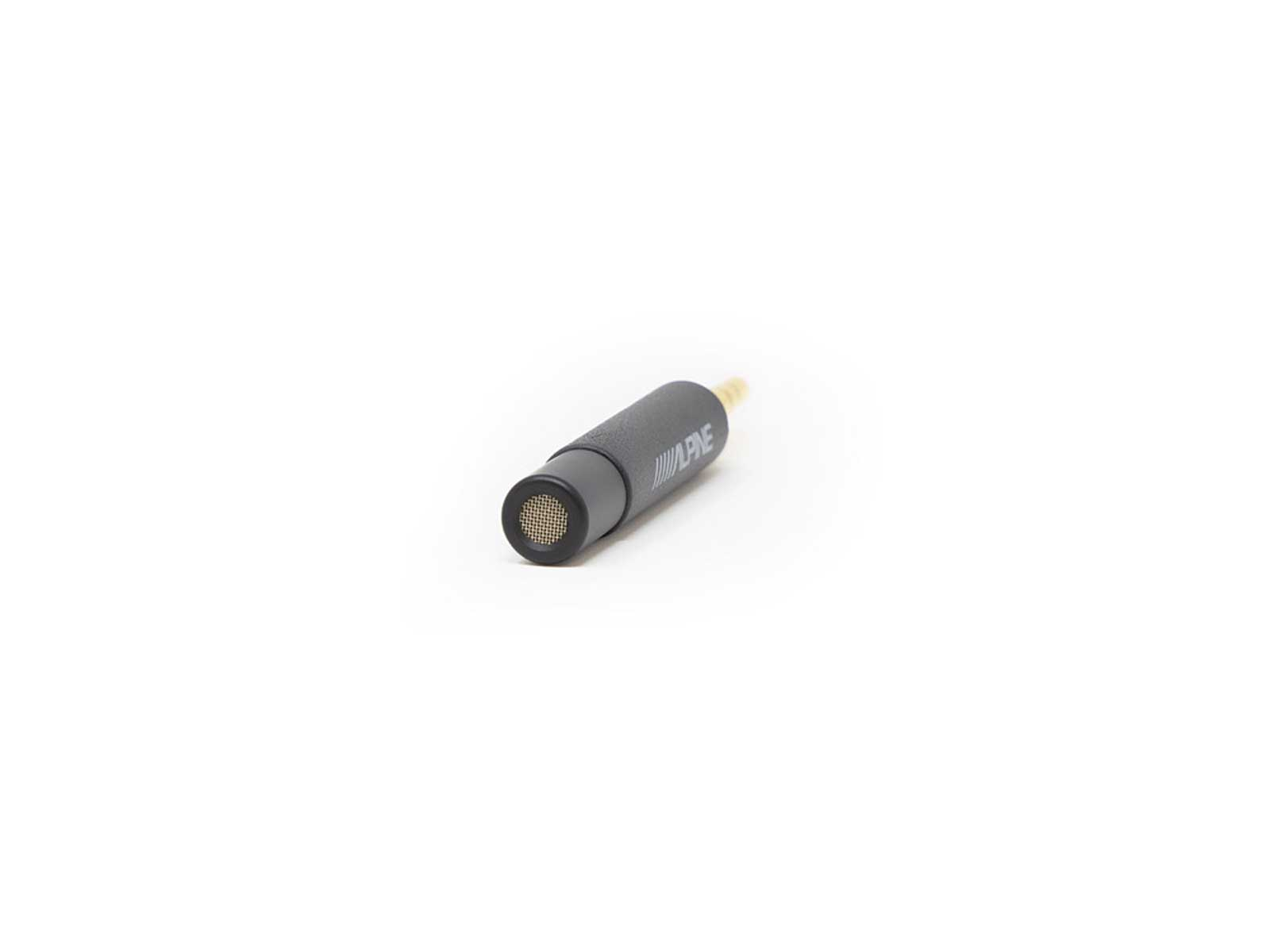 Ein kleines schwarzes Mikrofon mit einem Gitterende und einem goldfarbenen Stecker. Es ist auf weißem Hintergrund.