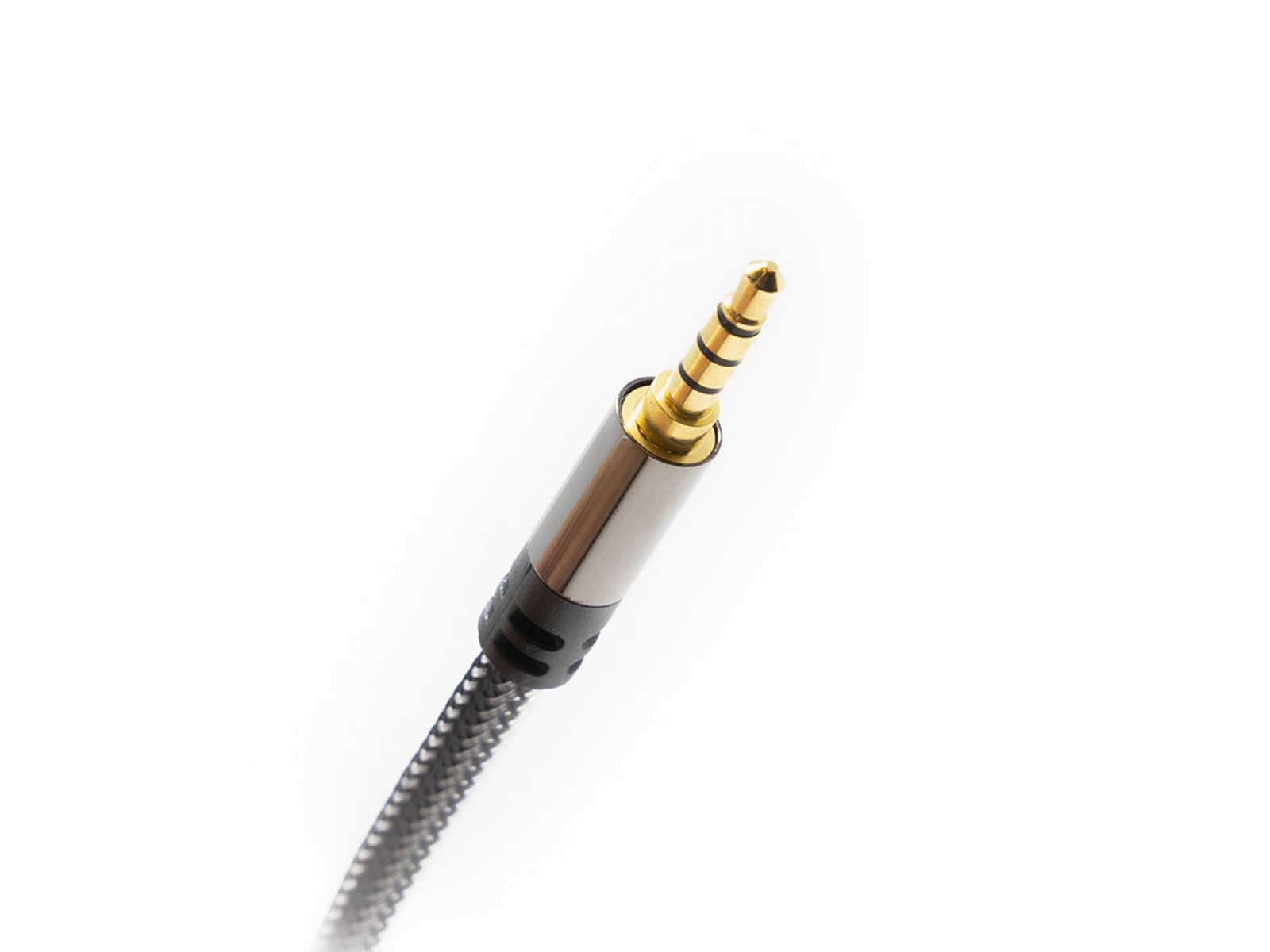 Nahaufnahme eines goldfarbenen Audio-Klinkensteckers mit geflochtenem Kabel.