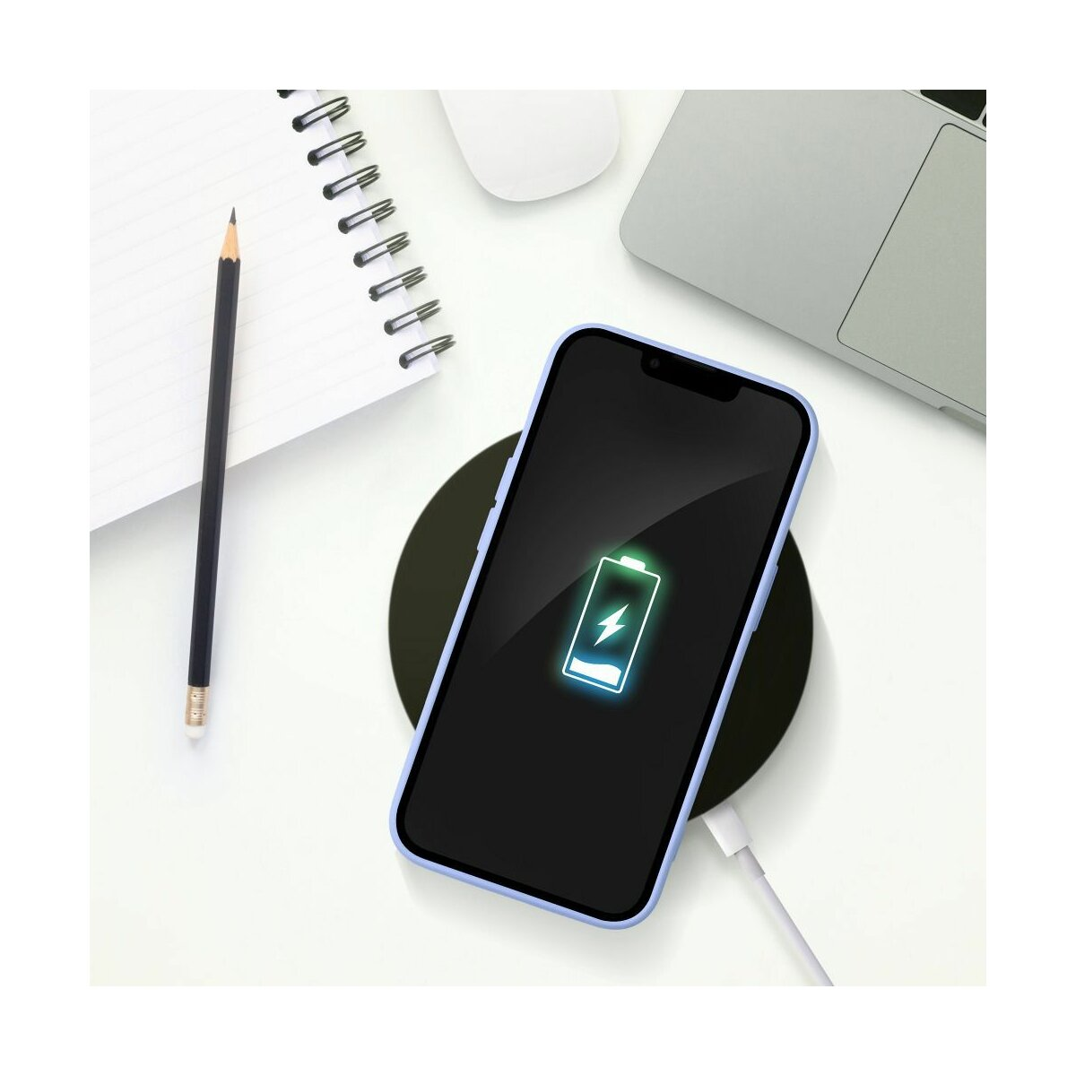Smartphone in carica wireless su un pad di ricarica con un'icona della batteria visualizzata.