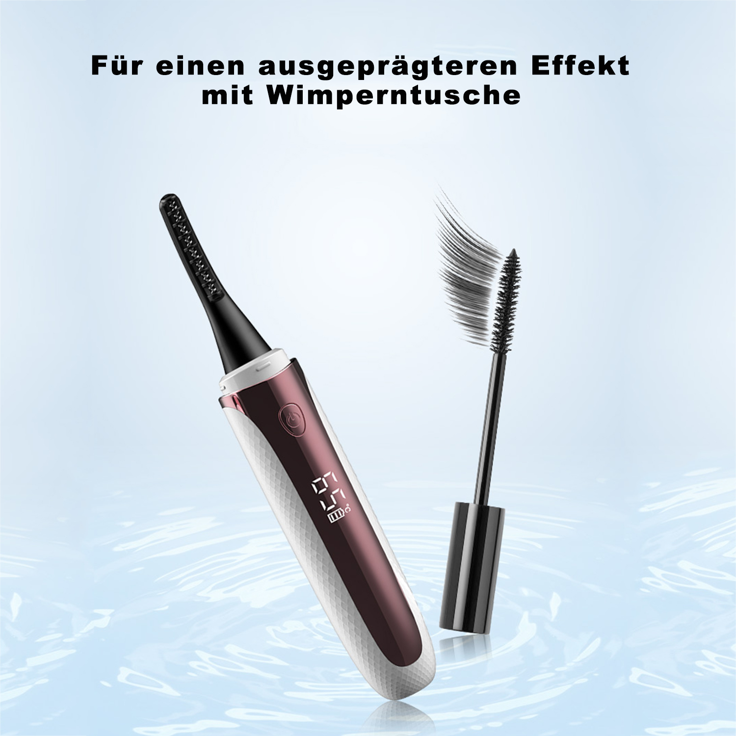 Mascara und ein beheizter Wimpernformer, Produkt auf blauem, wasserähnlichem Hintergrund.