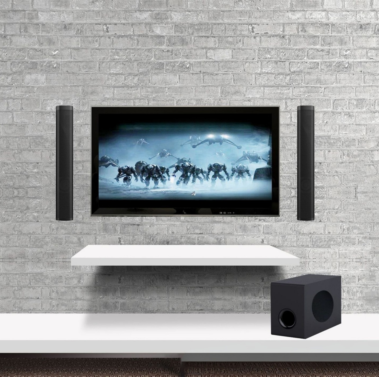 Wohnzimmer-Setup mit Fernseher, Lautsprechern und Subwoofer an einer Backsteinmauer. Ein weißes Regal unter dem Fernseher.