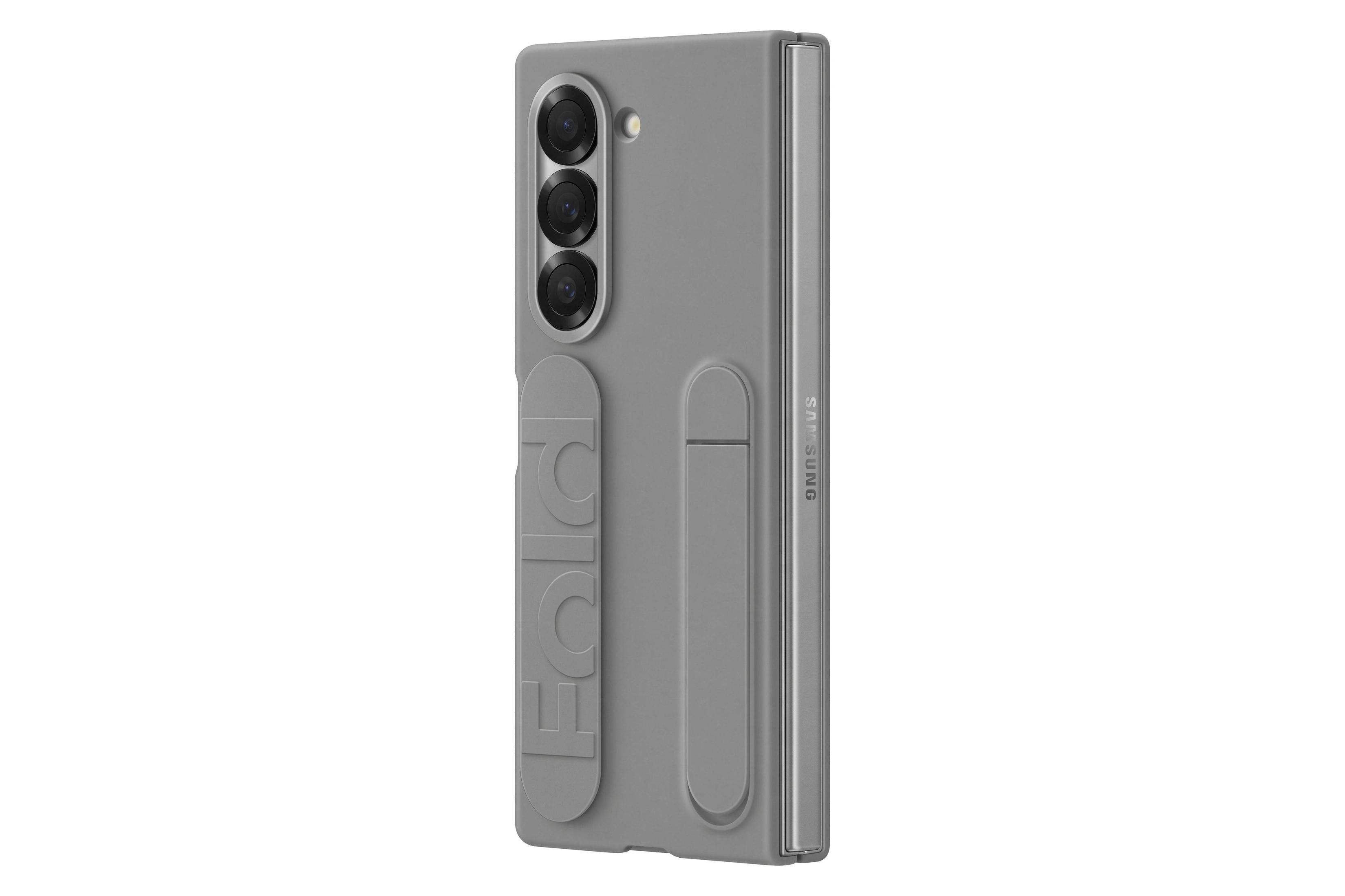 Eine graue Samsung-Hülle für ein faltbares Telefon mit dem Wort 'FOLD' darauf geprägt. Die Hülle hat einen Ständer.