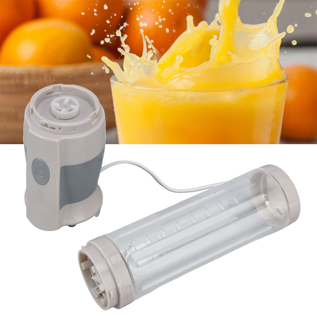 Ein Mixer mit einem transparenten Behälter und einem Orangensaft-Spritzer im Hintergrund.