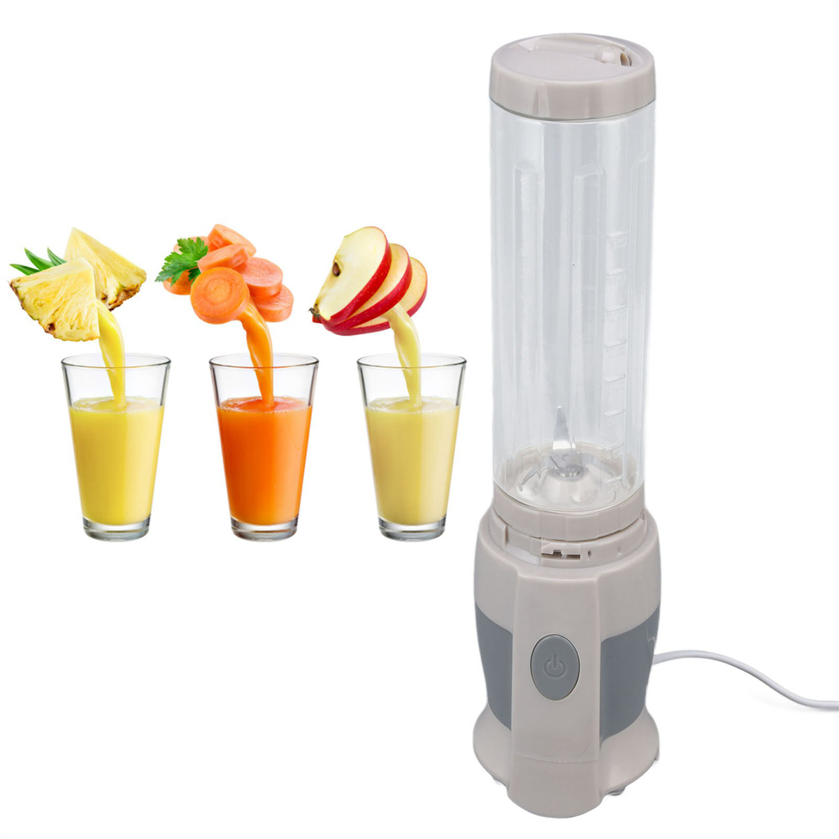 Mixer mit Säften, die in Gläser gegossen werden. Ananas-, Karotten- und Apfelscheiben werden ebenfalls gezeigt.
