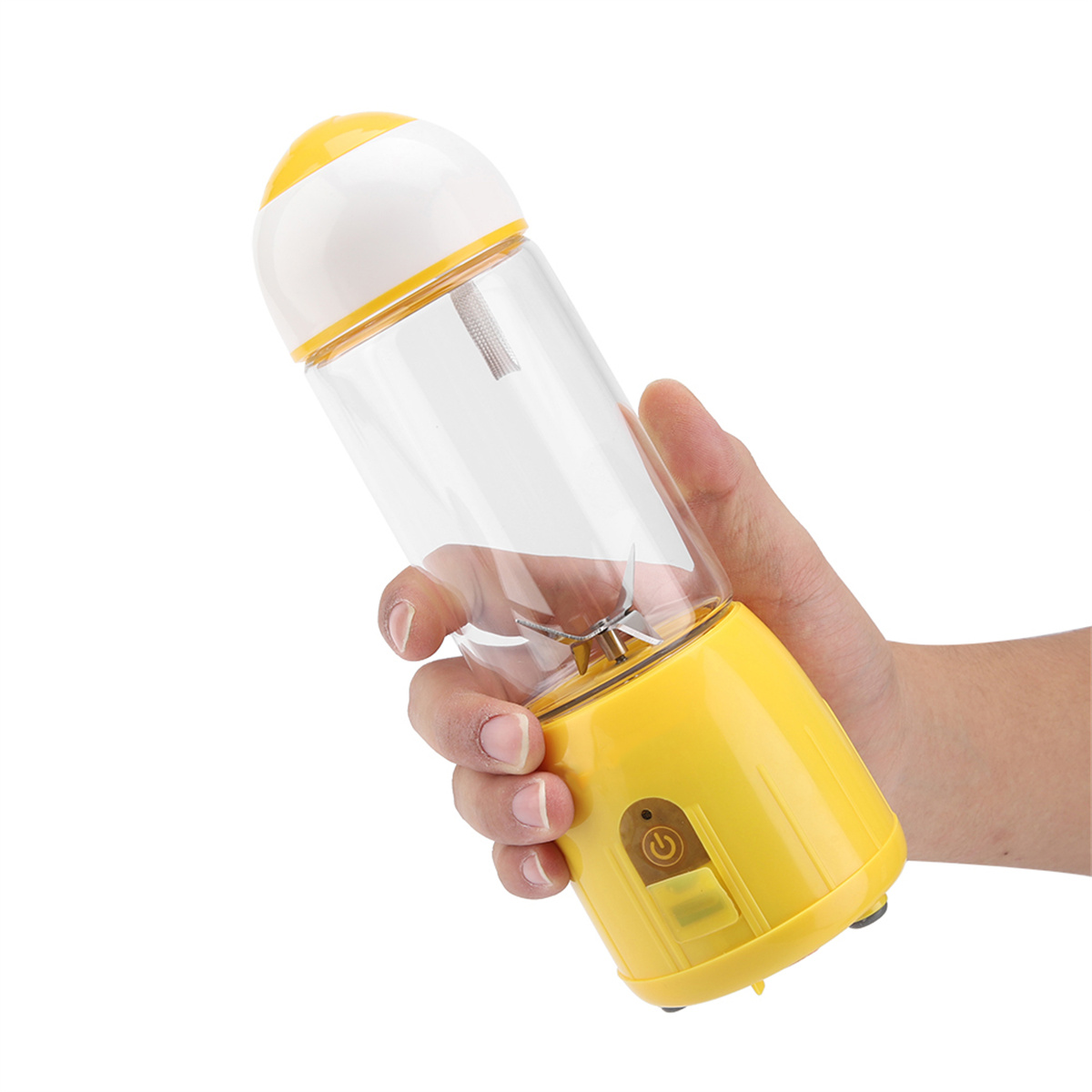 Eine Hand hält einen gelb-weißen tragbaren Mixer. Es hat einen transparenten Behälter und silberne Klingen.