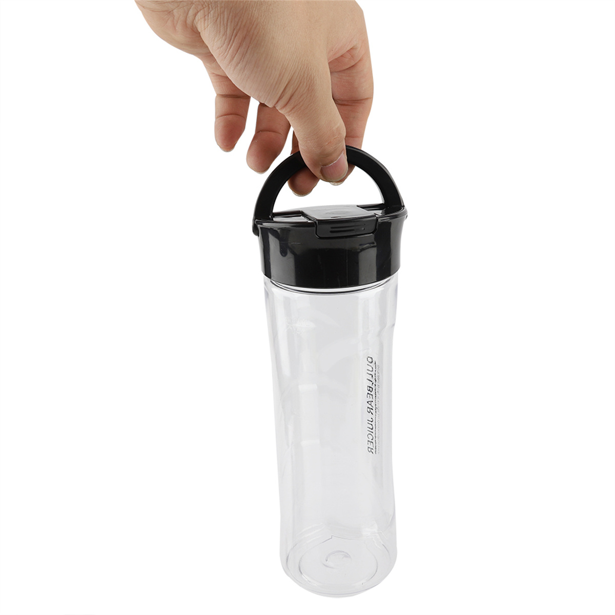 Eine Hand, die eine durchsichtige Wasserflasche mit schwarzem Deckel hält. Die Flasche hat Text und ist gefüllt.