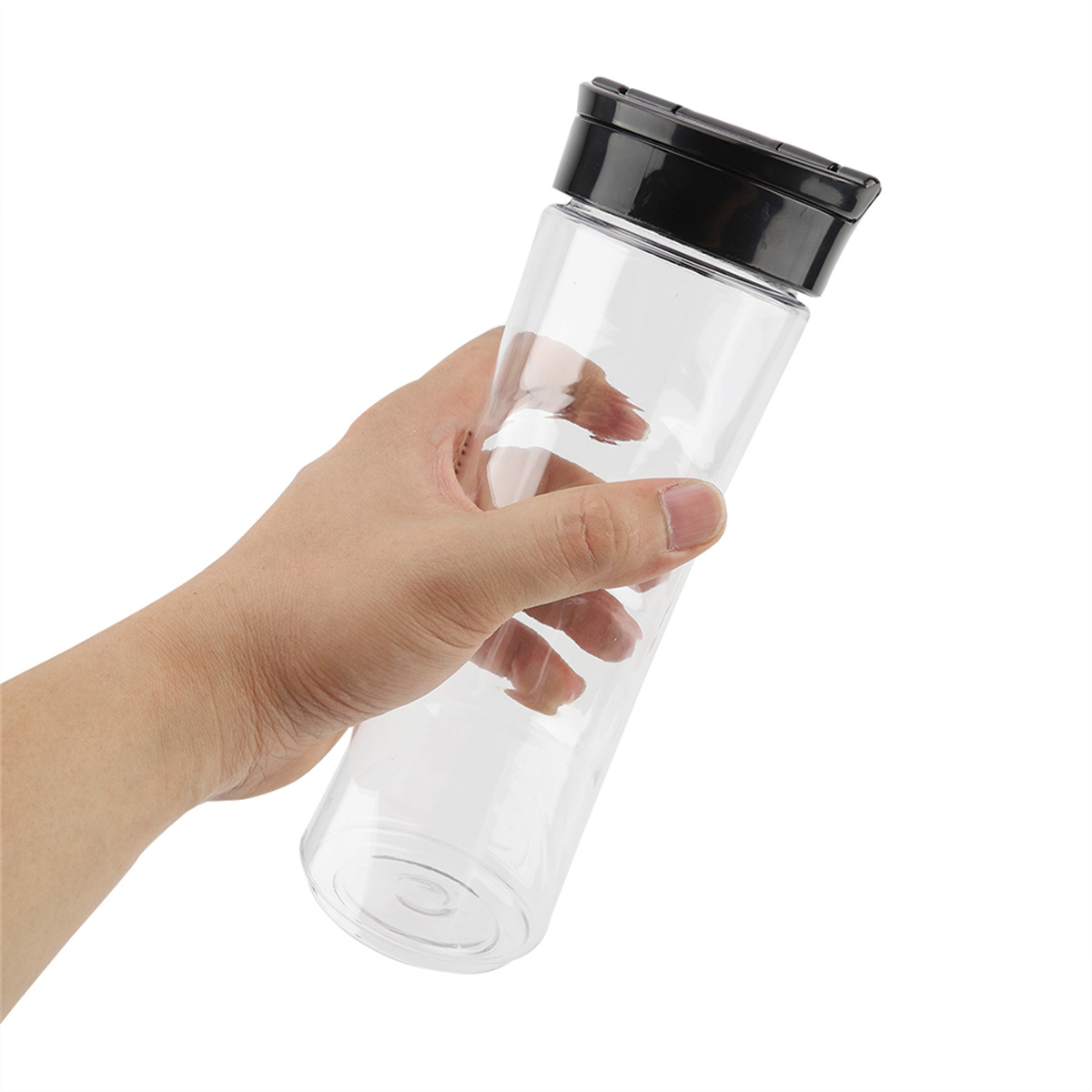 Eine Hand, die eine durchsichtige Wasserflasche mit schwarzem Deckel hält. Weißer Hintergrund.