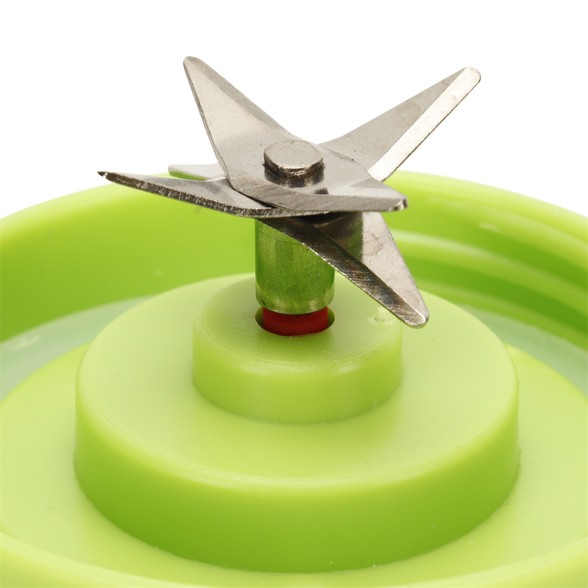 Grüner Mixer-Sockel mit Edelstahlklingen. Die Klingen befinden sich über einem grünen Sockel.