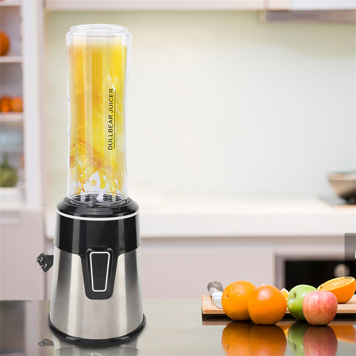 Ein Mixer mit einem durchsichtigen Behälter, der mit Orangensaft gefüllt ist. Orangen, Apfel und Schneidebrett.