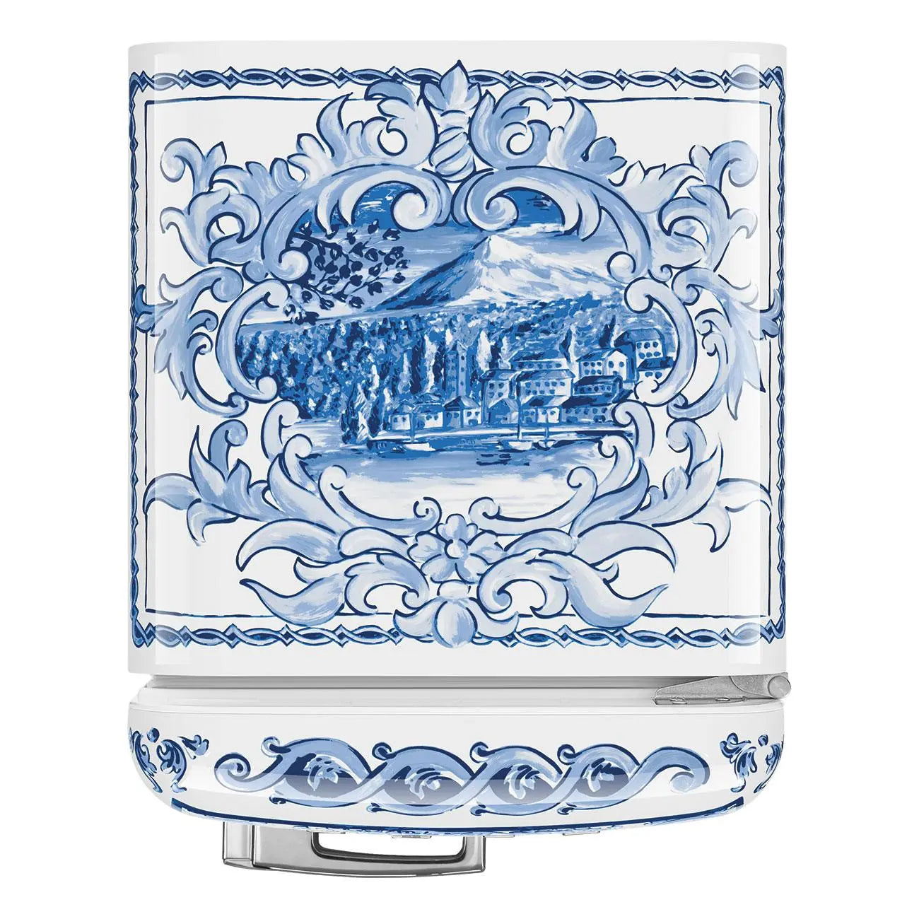 Ein weiß-blau gemusterter Smeg-Kühlschrank mit detaillierter Landschaftsmalerei.