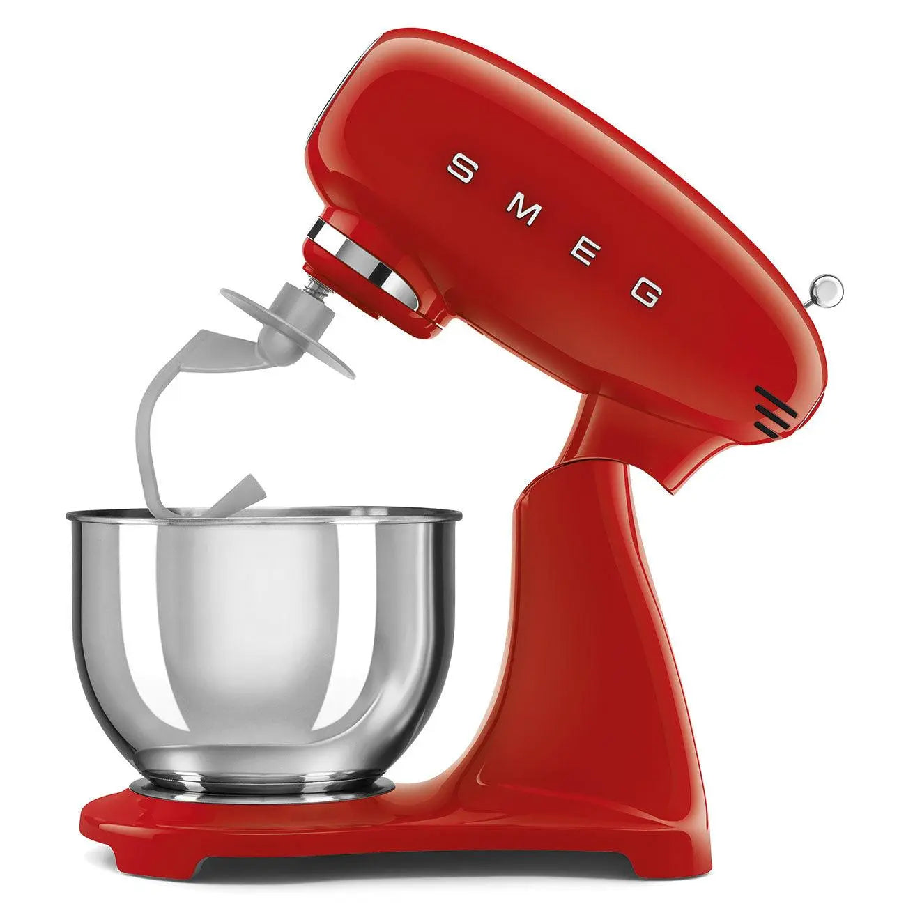 Ein roter SMEG-Küchenmixer mit silberner Schüssel und weißem Aufsatz.