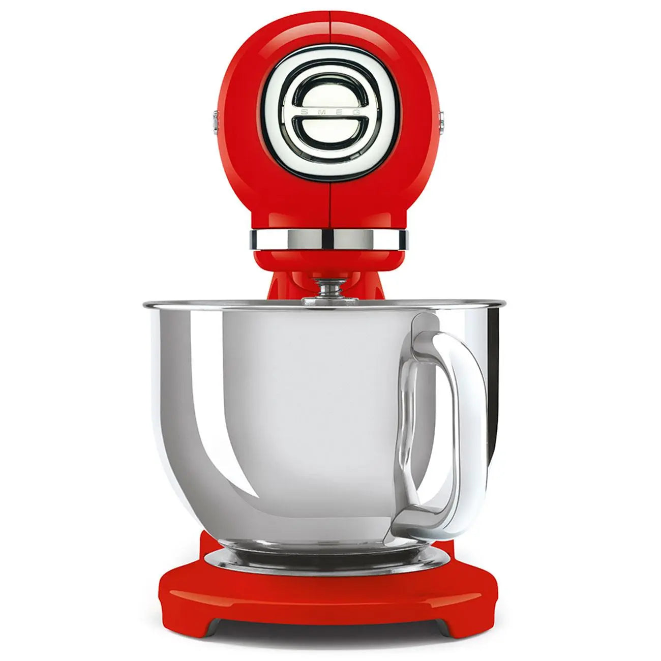 Roter Smeg-Küchenmixer mit Chromschüssel. Der Mixer steht auf einer weißen Oberfläche.