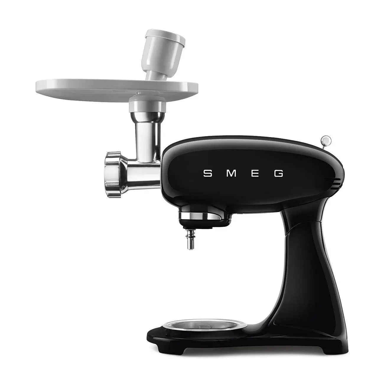 Schwarzer SMEG-Küchenmixer mit Zerkleinerer-Aufsatz. Weißer Hintergrund.
