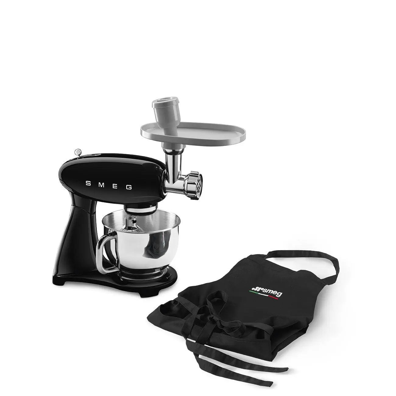 Schwarzer SMEG-Küchenmixer mit Fleischwolfaufsatz und Schürze, alles auf Weiß.