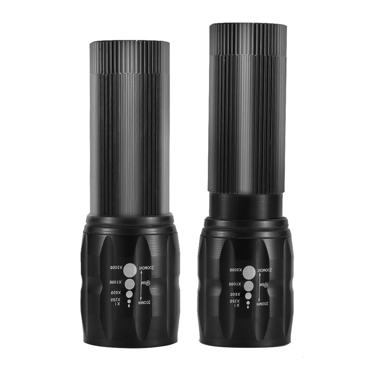 Zwei schwarze Taschenlampen stehen aufrecht. Sie sind zylindrisch mit geriffelten Oberteilen und verstellbaren Köpfen.
