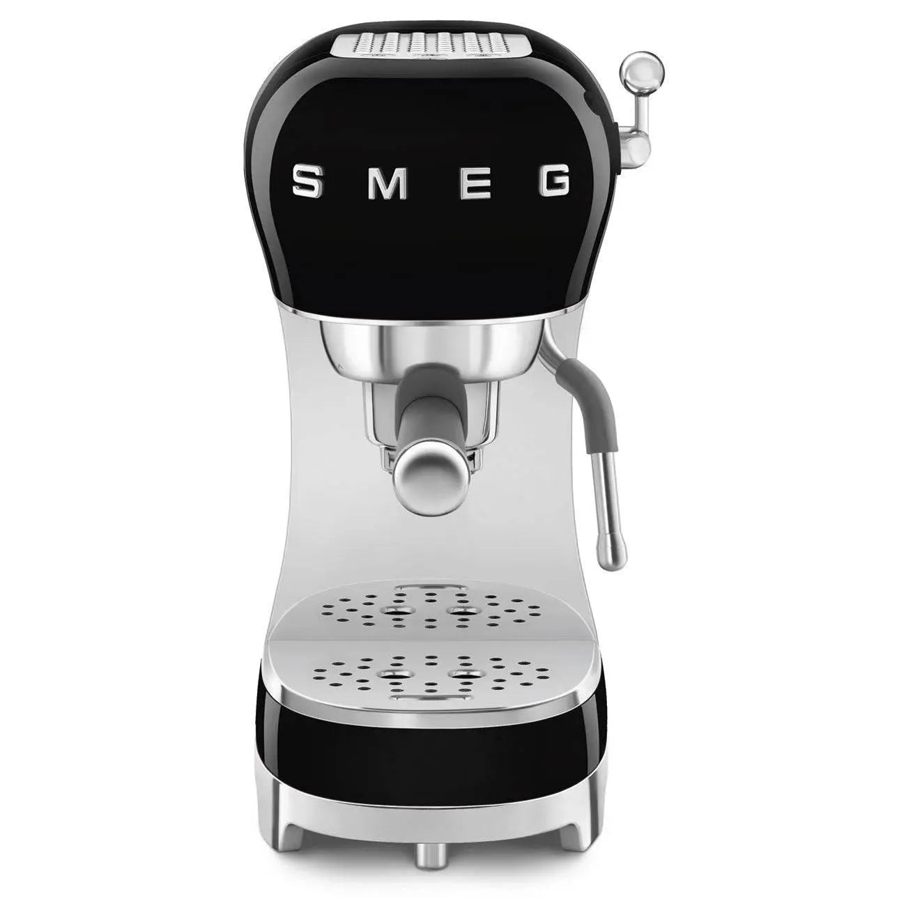 Eine schwarze und silberne Kaffeemaschine mit SMEG-Logo auf weißem Hintergrund.