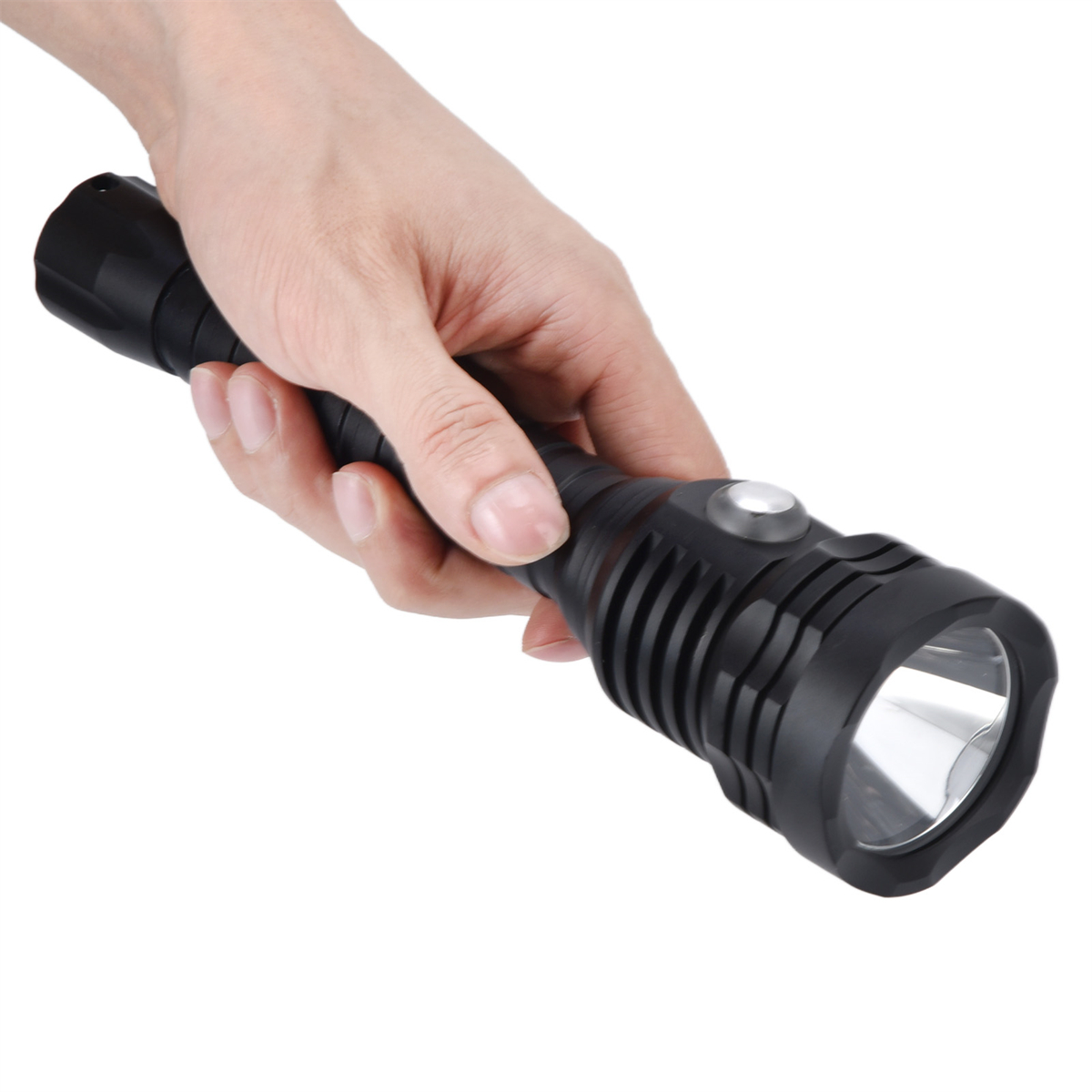 Eine schwarze Taschenlampe, die von einer Hand gehalten wird. Die Taschenlampe hat einen silbernen Knopf.