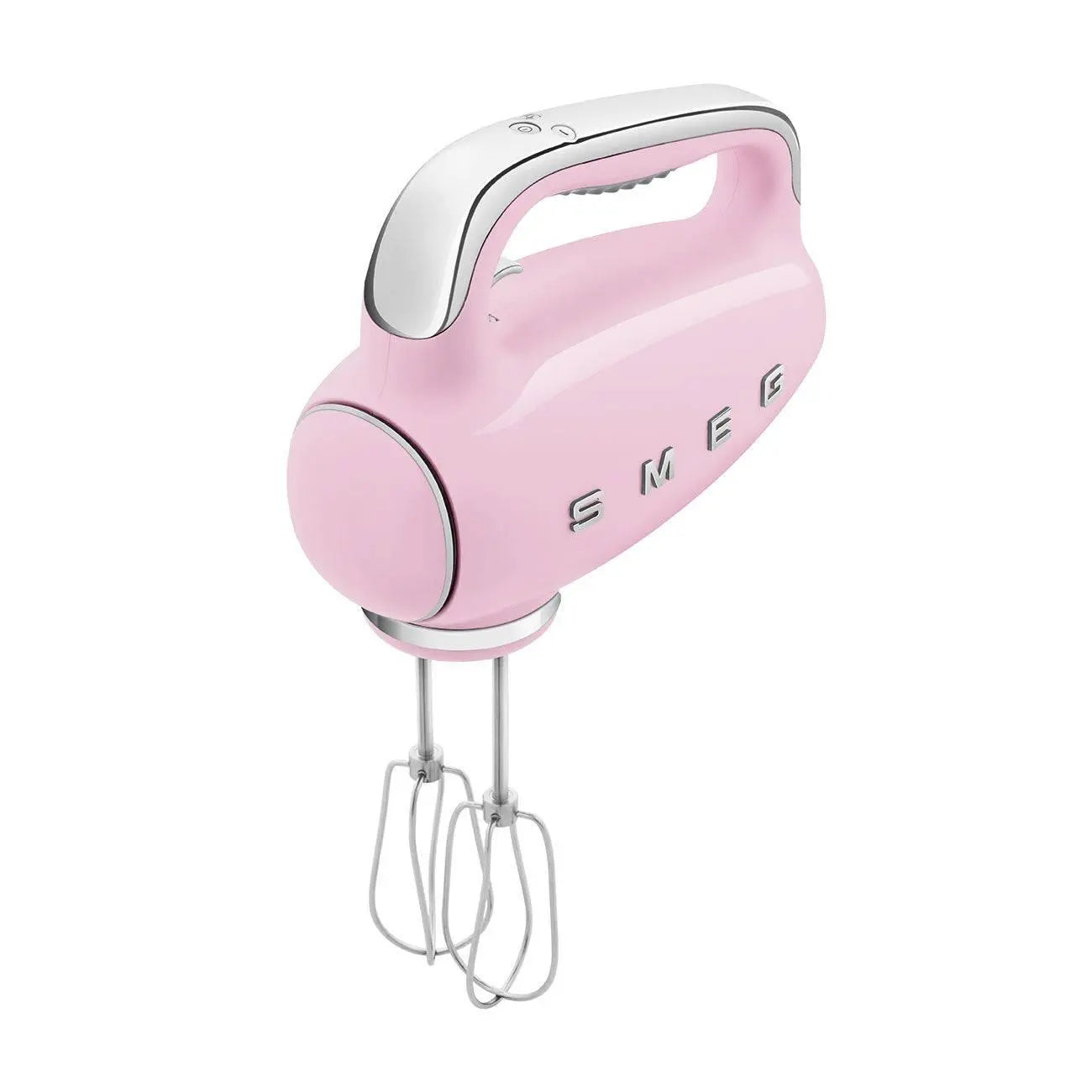 Roze handmixer met een handvat en zilveren gardes. De merknaam SMEG is zichtbaar.