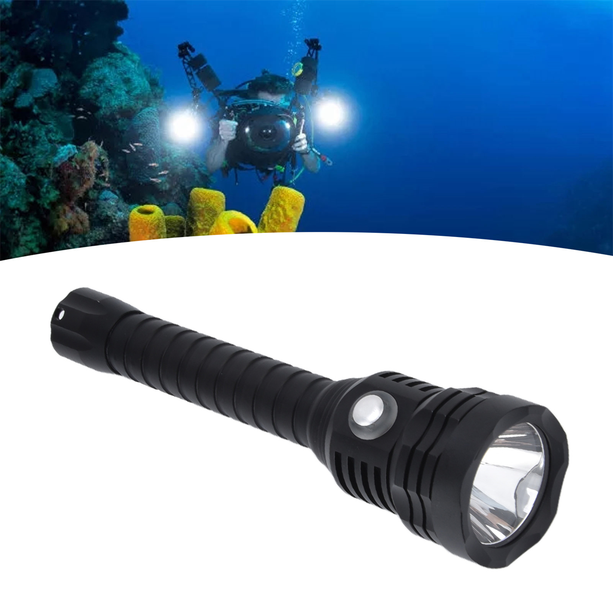 Schwarze Unterwasser-Taschenlampe mit Taucher im Hintergrund. Helle Lichter beleuchten die Szene. Blaues Wasser.
