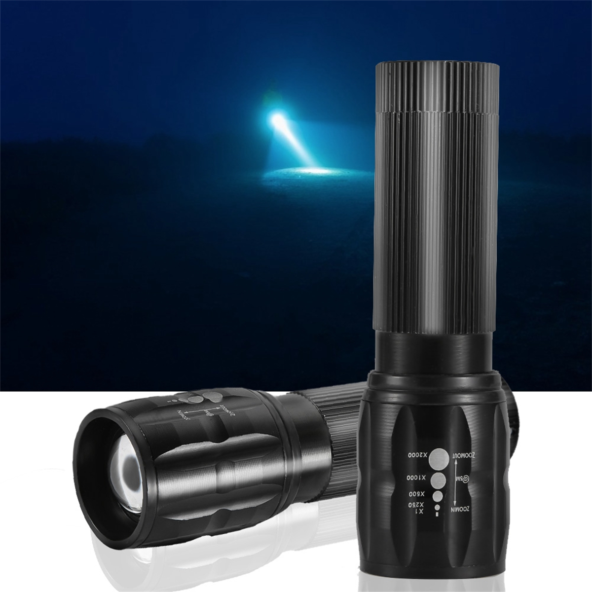 Zwei schwarze Taschenlampen mit Lichtstrahl im Hintergrund.