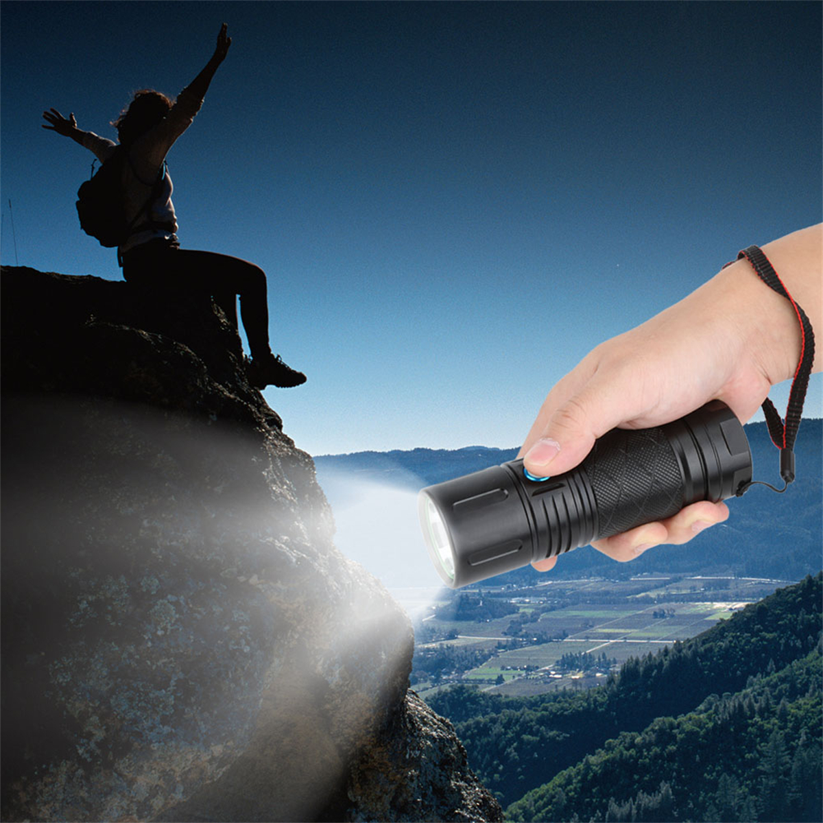 Person benutzt Taschenlampe auf Klippe, Berg im Hintergrund, Nacht.