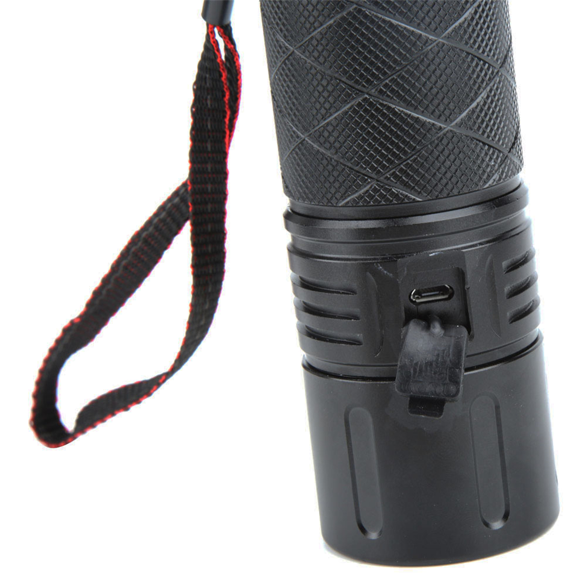 Eine schwarze Taschenlampe mit rotem Riemen. Sie hat einen USB-Anschluss. Der Körper ist strukturiert.