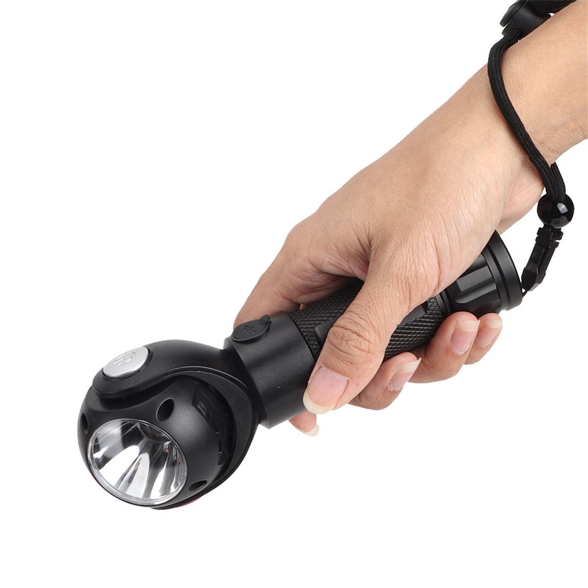 Eine Hand hält eine schwarze Taschenlampe, die helles Licht ausstrahlt. Weißer Hintergrund.