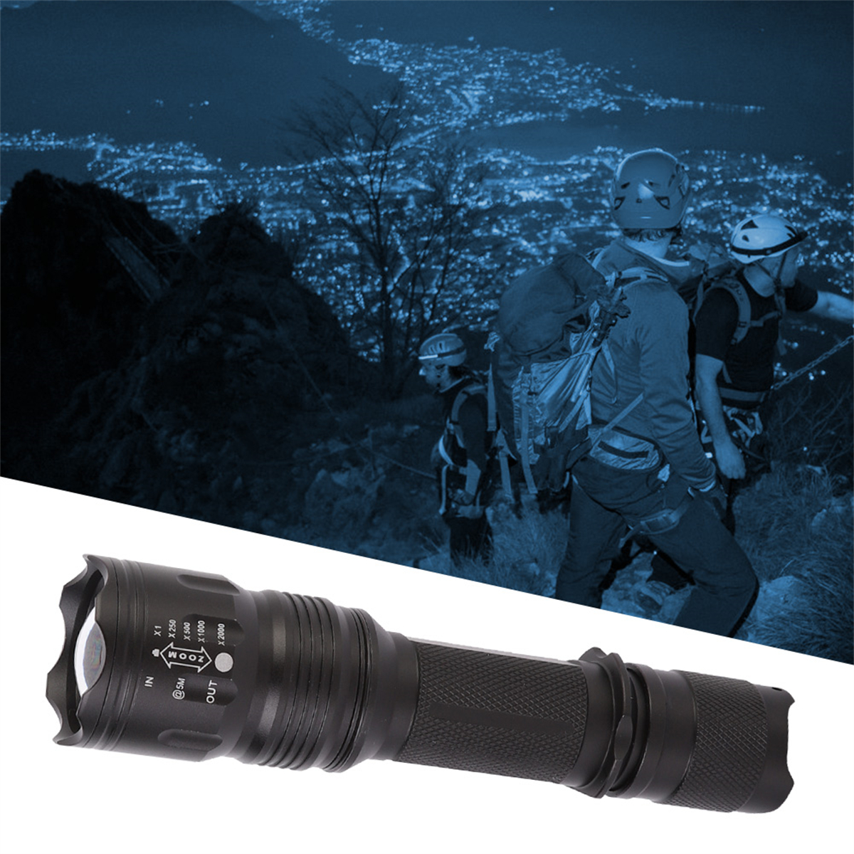 Eine schwarze Taschenlampe mit einstellbaren Lichteinstellungen, im Hintergrund klettern Menschen einen Berg hinauf.