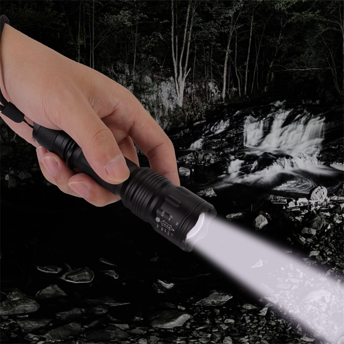 Hand hält eine schwarze Taschenlampe und strahlt einen hellen weißen Strahl aus. Dunkler Hintergrund.