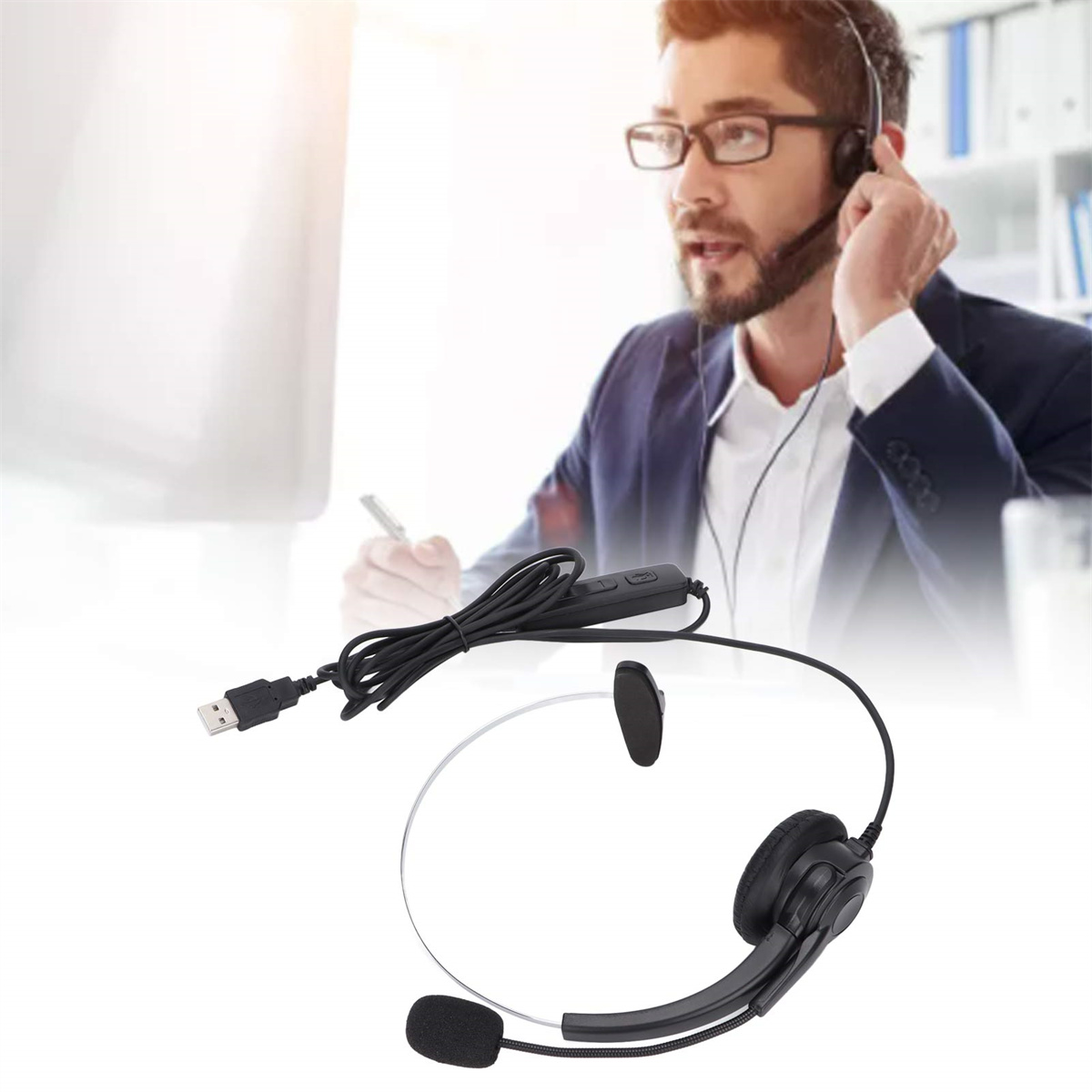 Ein Mann mit Brille und Headset, der vor einem Computer arbeitet, mit einem USB-Kabel.