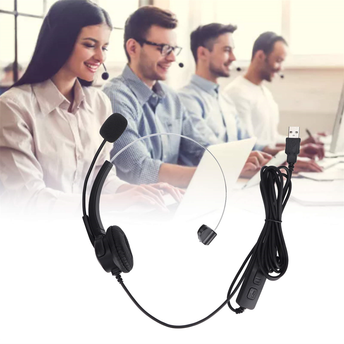 Headset mit Mikrofon und USB-Kabel. Personen arbeiten im Hintergrund.