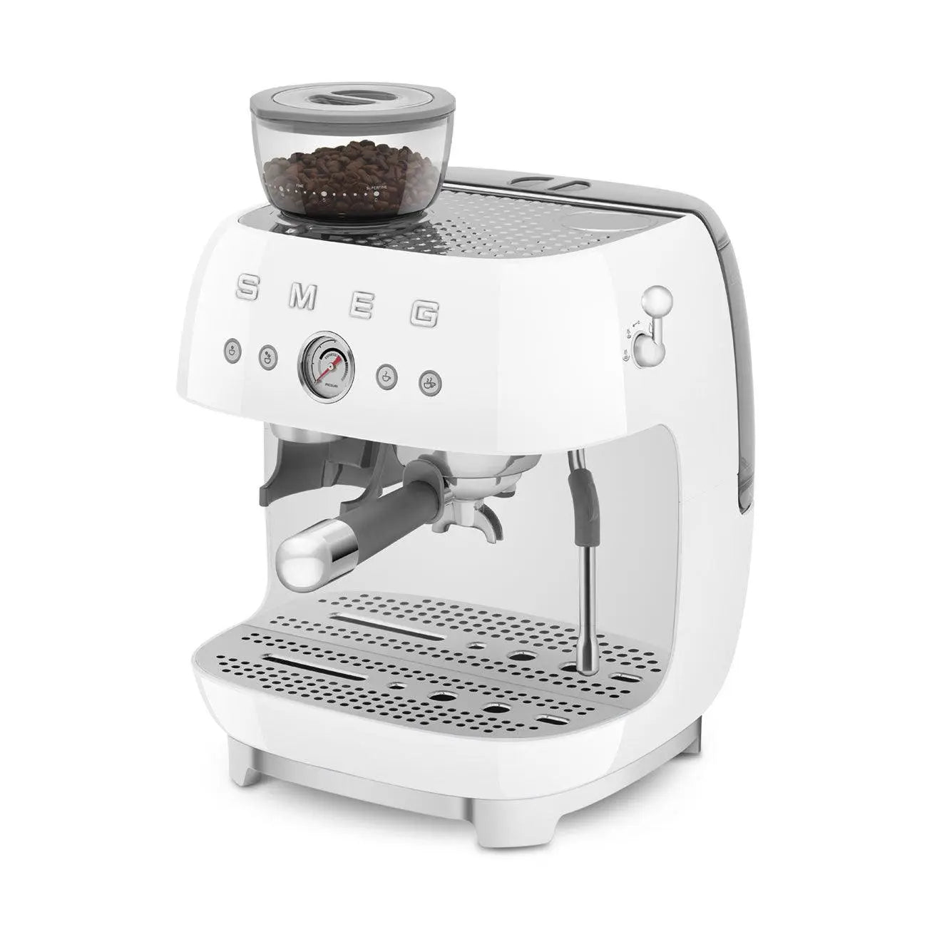 Witte SMEG espressomachine met een bonencontainer. Zilveren accenten. Witte achtergrond.