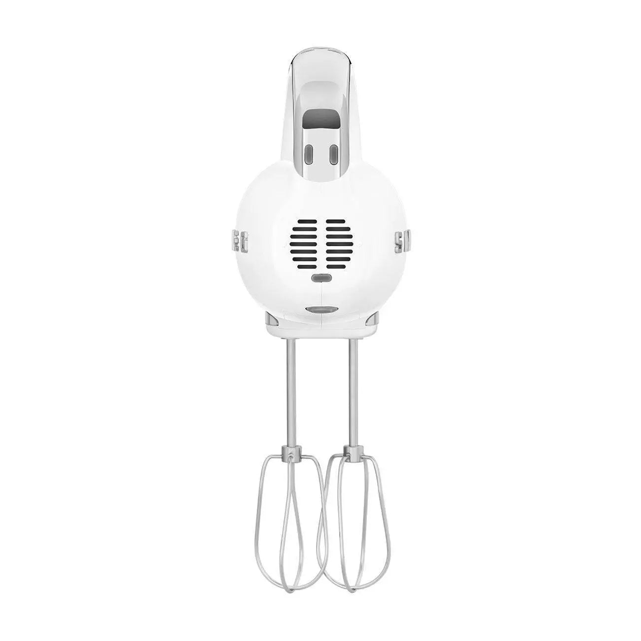 Weißer Handmixer mit silbernen Rührbesen. Draufsicht, isoliert vor weißem Hintergrund.