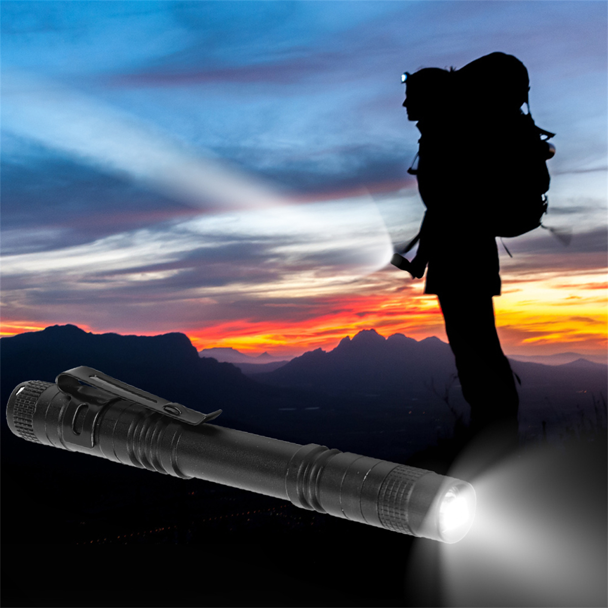 Eine Taschenlampe, die auf die Kamera gerichtet ist, mit einem Wanderer im Hintergrund auf einem Berg bei Sonnenuntergang.