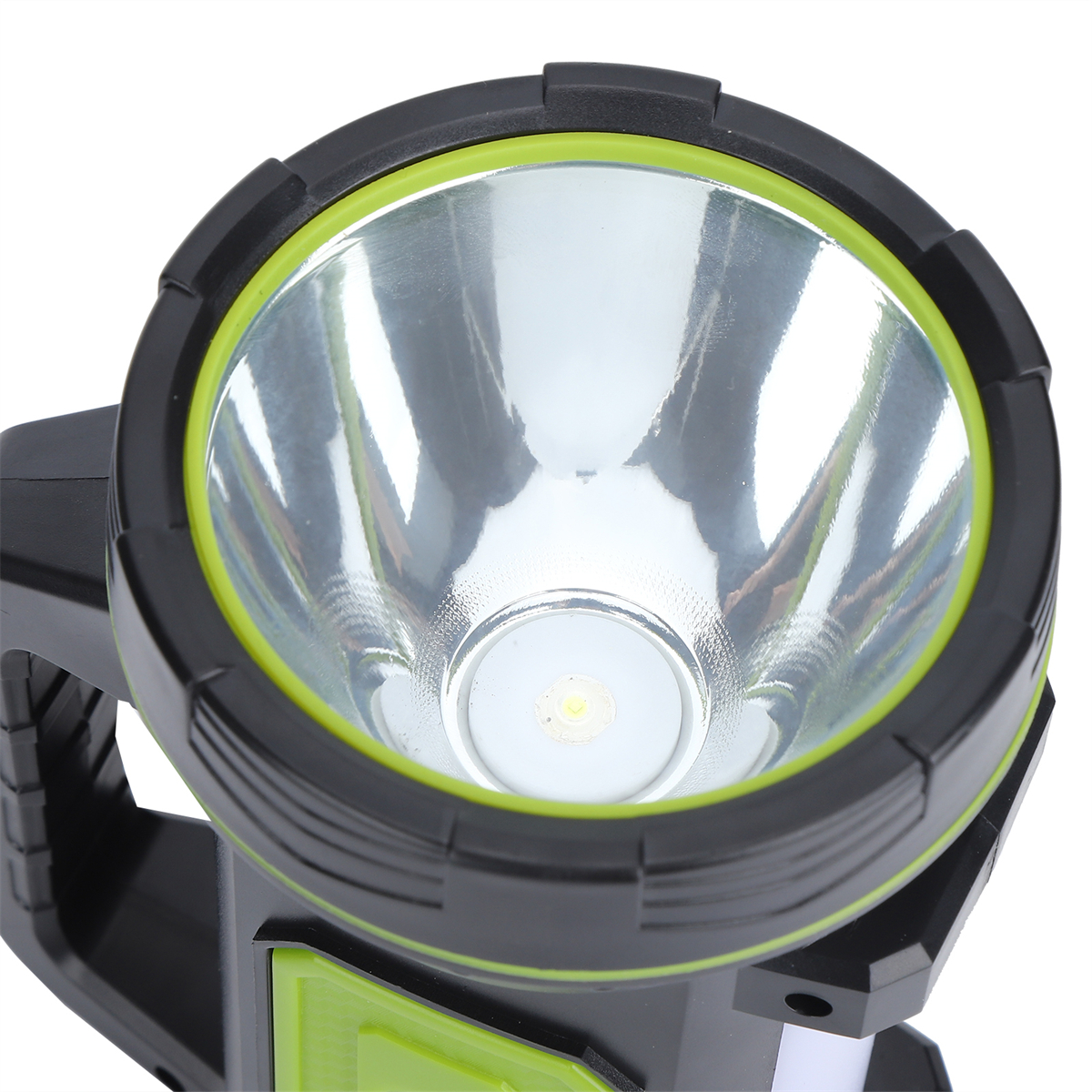 Nahaufnahme eines schwarzen Taschenlampenkopfes mit hellem Licht und grünem Ring.