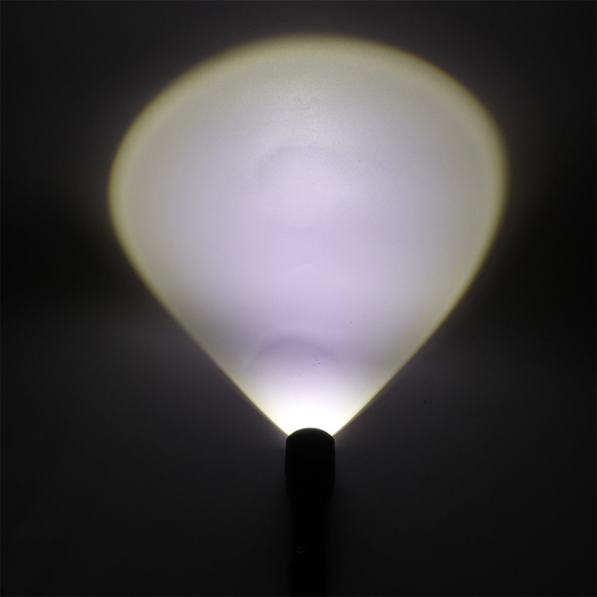 Ein Taschenlampenstrahl leuchtet. Das Licht ist weiß und fokussiert und beleuchtet einen dunklen Hintergrund.