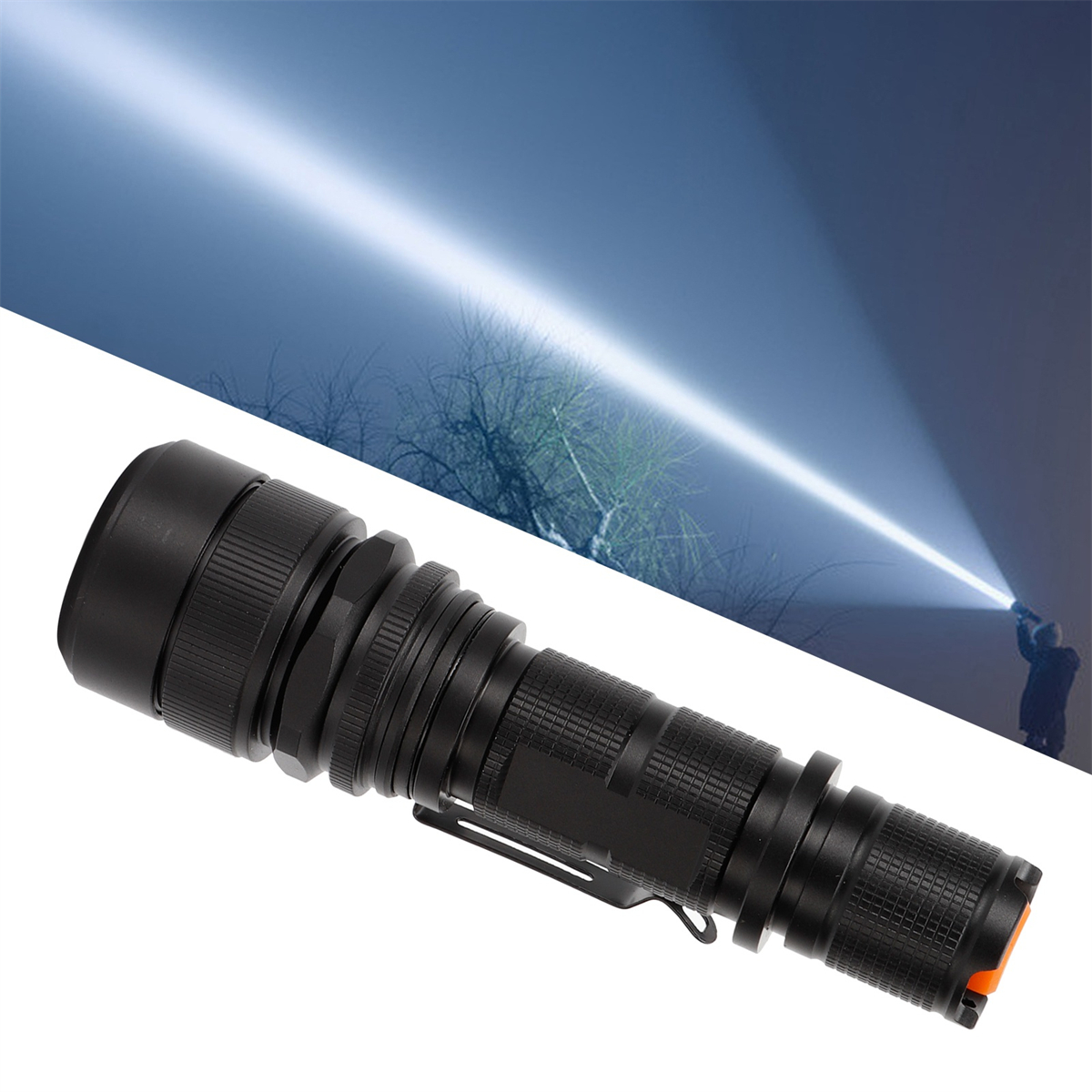 Eine schwarze Taschenlampe mit hellem Lichtstrahl. Der Hintergrund ist dunkel.