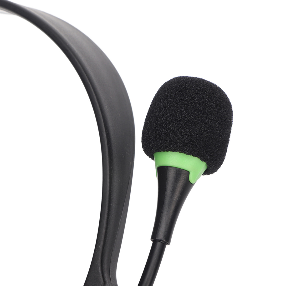 Schwarzes Mikrofon mit grünem Ring und schwarzem Headset-Rahmen.