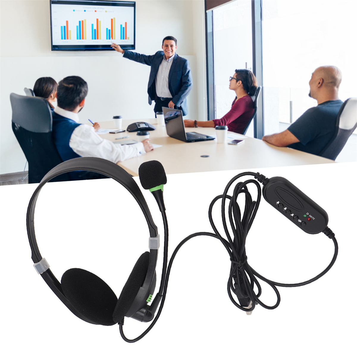Personen in einem Meeting, ein Headset und ein Mikrofon sind vor ihnen. Ein Diagramm ist auf dem Bildschirm.