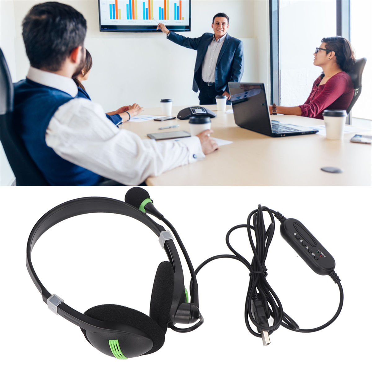 Headset mit Mikrofon und USB-Kabel im Vordergrund. Ein Meeting im Hintergrund.