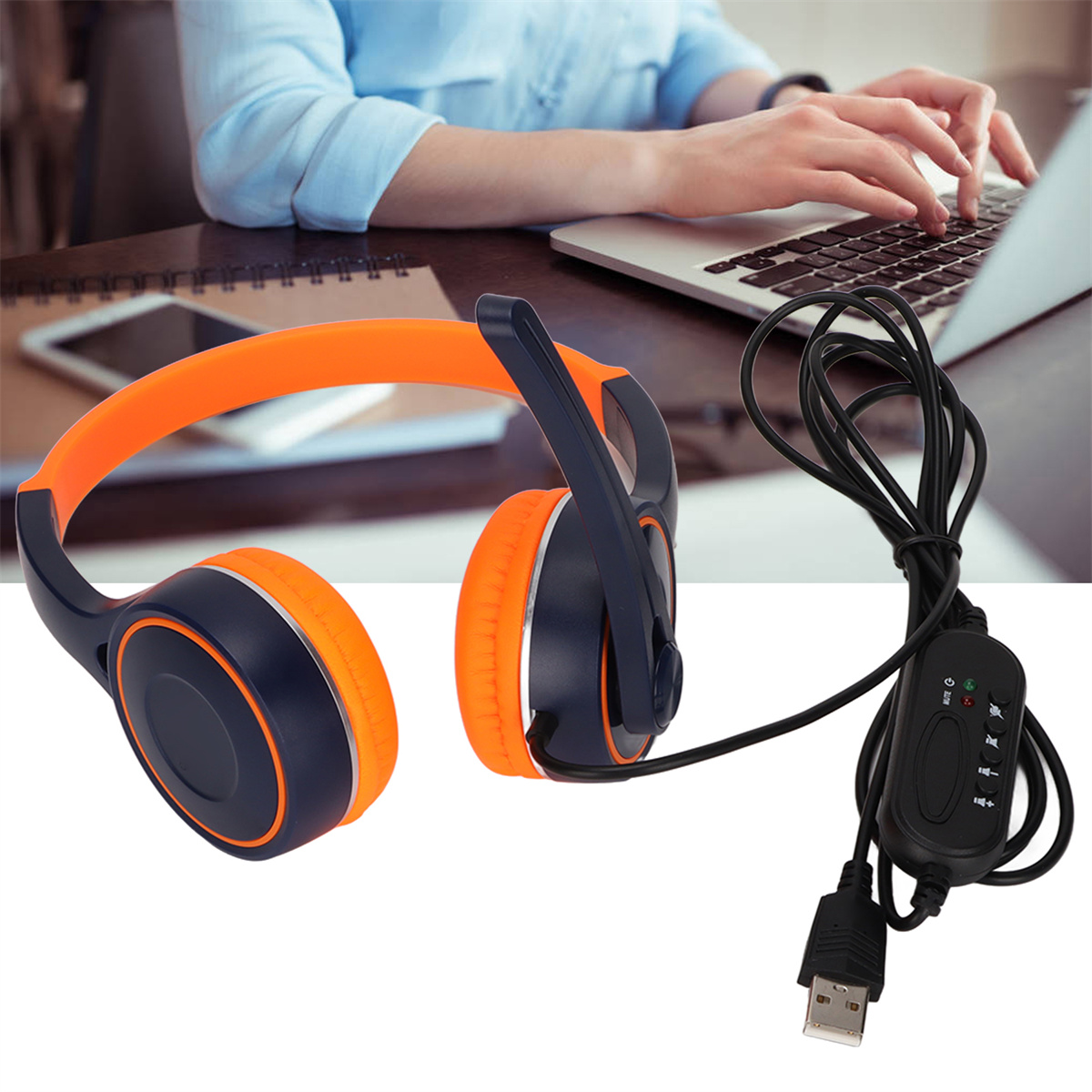Ein orangefarbenes und schwarzes Headset mit USB-Kabel und Inline-Steuerung neben einem Laptop.