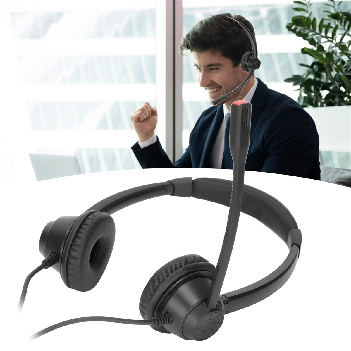 Ein Mann im Anzug mit Headset und Mikrofon, und ein Headset auf dem Tisch.